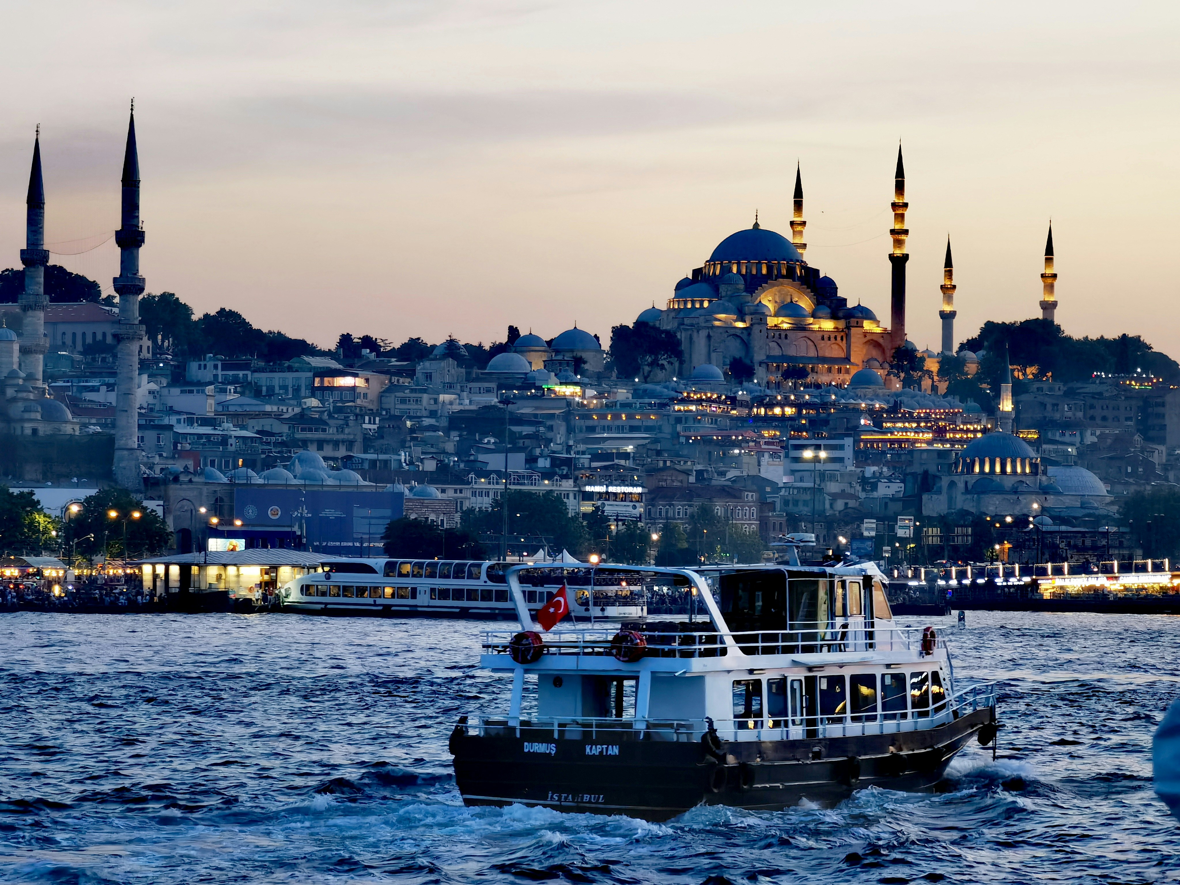Cosa fare a Istanbul a Capodanno: guida completa tra eventi, crociere e panorami